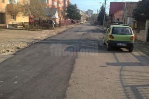 Reparaţii, urmate de două straturi de asfalt, pe una dintre cele mai stricate străzi din Suceava