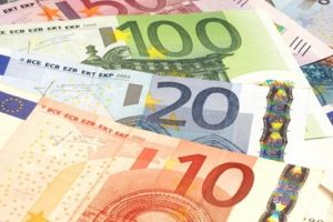 Doi bărbaţi au furat 4.000 de euro de la proprietarul unei case la care au executat o lucrare