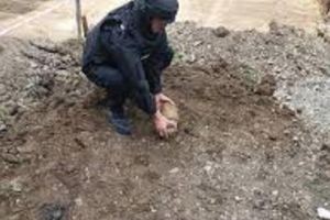 O armă, un proiectil exploziv şi cartuşe din Primul Război Mondial, găsite la Falcău