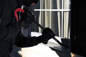 Sumă URIAŞĂ sustrasă de la FIRMA de TRANSPORT! Cât au furat hoţii din seif şi de la încă o societate comercială