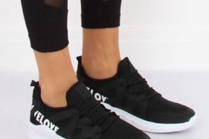 Orice tip de pantalon merge acum cu o pereche de pantofi sport (P)