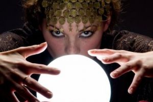 Sumă colosală! Cât a plătit un tânăr amorezat unor „clarvăzătoare” pentru a scăpa de probleme. Poliţiştii au intrat pe fir