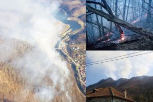 FOTO – Trafic îngreunat pe DN7 – Valea Oltului. Un incendiu de vegetaţie face probleme