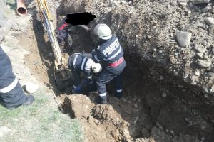 Bărbat care lucra la canalizarea din Susenii Bârgăului, prins sub un mal de pământ (FOTO-VIDEO)