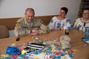 Jandarm harghitean plecat în misiune internaţională. Tricolorul primit în dar îl însoţeşte