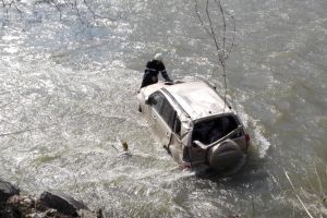 Maşină căzută în Someş, la Ilva Mică. O femeie a fost dusă la spital (FOTO)