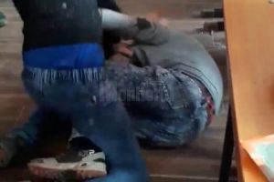 Pumni şi picioare împărţite între doi elevi într-o sală de clasă, de la şcoala din Argel