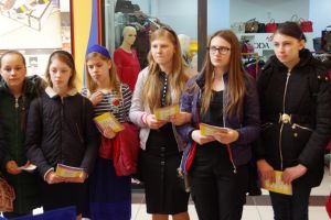 Târgul liceelor din judeţul Suceava: elevii de-a VIII-a au consultat ofertele şi au stat de ...