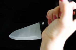 O femeie din Râmnicu Vâlcea şi-a înjunghiat iubitul. Agresoarea are 22 de ani, victima – 51!