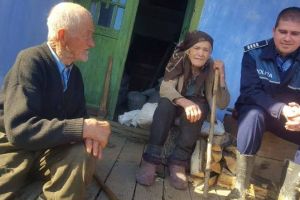 FOTO: Gestul deosebit făcut de poliţişti pentru doi nonagenari din Vrancea, care trăiesc izolaţi de restul lumii