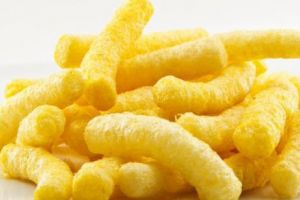 Atenţie! Crudul adevăr despre pufuleţi. Ce conţin, de fapt cele mai ieftine gustări preferate de români! 