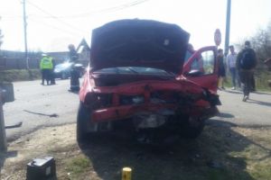 Skoda şi Logan, boţite după o COLIZIUNE FRONTALĂ în Argeş!