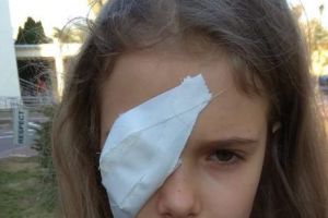 Poveste virală! Cum a fost tratată această fetiţă de un medic cunoscut. Tatăl rupe tăcerea