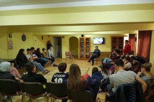 Riscurile expunerii tinerilor în mediul online, prezentate în cadrul proiectului ”Educaţie ...