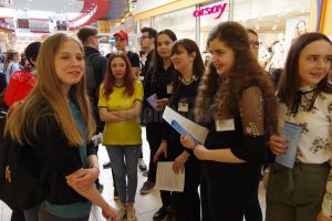 Târgul liceelor din judeţul Suceava: elevii de-a VIII-a au consultat ofertele şi au stat de ...