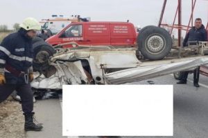  E jale pe drumuri. Dimineata nenorocirilor. Accident cu doua masini implicate. Una s-a rasturnat. Barbat zdrobit sub autospeciala