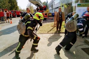 FOTO. Pompierii sătmăreni, pe podium. 10 etaje în mai puţin de 1 minut!
