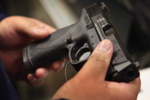 Un albaiulian care a introdus ilegal în ţară un pistol militar letal, a mers să-l predea Poliţiei şi a ajuns direct în arest