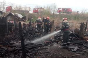 Trei anexe gospodaresti si un gard, distruse de foc in localitatea Smardan din judetul Tulcea (galerie foto)    