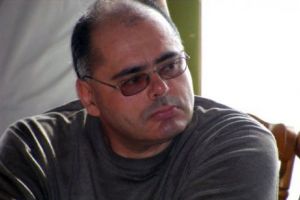 Asociaţia 15 Noiembrie 1987 s-a revoltat după ce Lazăr a fost premiat. „Nu este îndreptăţit Augustin Lazăr să stea alături de Regele Mihai”