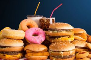 Mâncarea proastă duce la mai multe decese decât fumatul