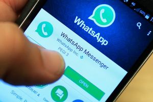 Aplicaţia WhatsApp introduce o nouă opţiune pentru blocarea invitaţiilor nedorite
