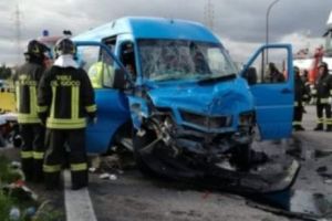 Microbuz cu români spulberat în Italia