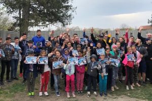 Eveniment sportiv organizat de voluntari pentru zeci de copii din familii nevoiaşe la Partoş