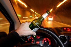 S-a oprit cu maşina în stâlp: Șoferul era beat