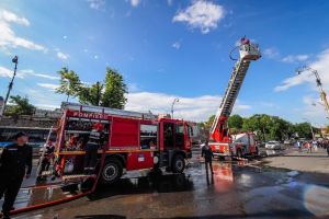 Vântul a smuls tabla de pe acoperişul unei case din centrul Sibiului