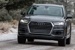Un Audi Q7 a intrat într-o casă pe DN 14A