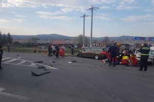 FOTO Un sibian a murit şi doi au fost răniţi într-un accident grav produs la ieşirea din Avrig