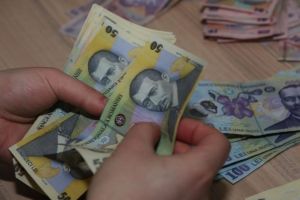 Un escroc din Slatina a păcălit doi vâlceni care i-au dat 2.400 de lei în schimbul unor chei de maşină