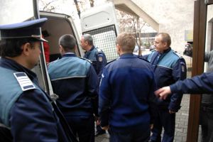 Au ajuns la închisoare