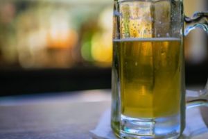 Poţi face cancer dacă bei vin, iar dacă bei bere nu se mai dezvoltă creierul