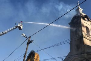 Judetul Timis. Incendiu la biserica din Sustra. Pericol de prabusire a turlei!