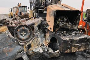 Accident urmat de incendiu pe Autostrada Soarelui, dupa ce un autoturism s-a rasturnat peste o doua utilaje grele. A izbucnit un incendiu. Soferul a fugit!