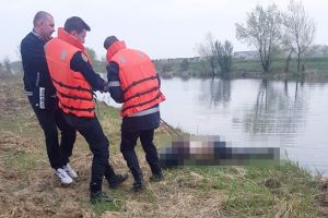 Cadavrul unui bărbat scos de pompieri din râul Bega, la ieşire din Timişoara spre Utvin
