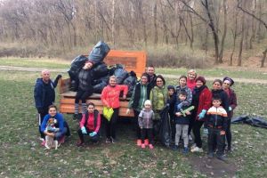 FOTO: Asociaţia Running & Cycling Club Blaj a adunat gunoaiele din zona Cărbunari, într-o acţiune voluntară de ecologizare