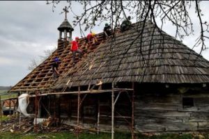 Cum a fost SALVATĂ o biserică din lemn veche de peste 260 de ani