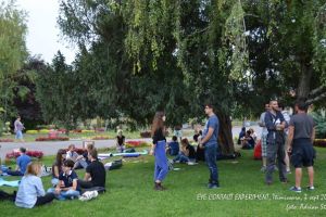 Experimentarea contactului vizual, la taifas cu prietenii în Parcul Botanic din Timişoara