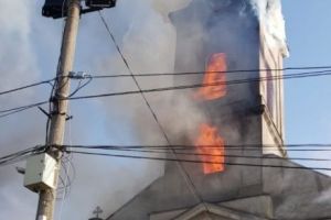 Biserica din Șuştra a luat foc înaintea slujbei duminicale. VIDEO - FOTO