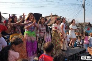 FOTO/ VIDEO: Ziua Romilor, sărbătorită duminică la Alba Iulia: Prezentare de costume, muzică instrumentală, masă populară şi premii pentru elevi