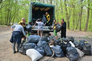 Duminica altfel: Mai mulţi voluntari au strâns gunoaiele dintr-o pădure de la marginea Oradiei. S-a umplut o camionetă! (FOTO)
