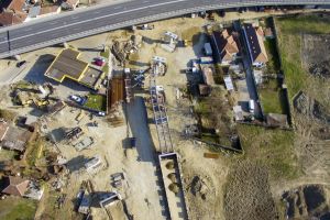 Firma de construcţii Ralunic SRL continuă în ritm alert lucrările la bretelele pasajului „Tudor Vladimirescu” din Râmnicu Vâlcea