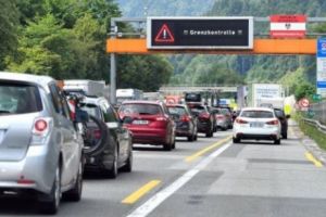 Controale severe la frontierele Austriei. Măsura a fost anunţată la Comisia Europeană