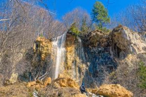 Foto/ Video| Cascada din Munţii Apuseni ”ascunsa” de privirile turistilor, aflată aproape de satul pustiu al Poienilor