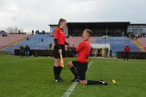 Scenă inedită în Oradea: Un arbitru şi-a cerut iubita în căsătorie chiar pe stadion! (VIDEO)