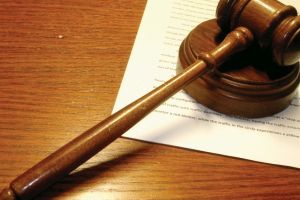 Un barbat a furat telefoane dintr-un centru comercial din Constanta. Un politist a fost ranit in timp ce il retinea 