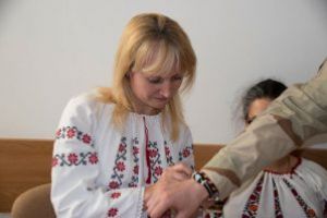 Peste 100 de însemne tricolore, cusute în şezătoare, pentru jandarmii în misiune în Afganistan